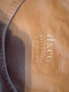 dl & co ESSENTIALS Tee in Light Beige